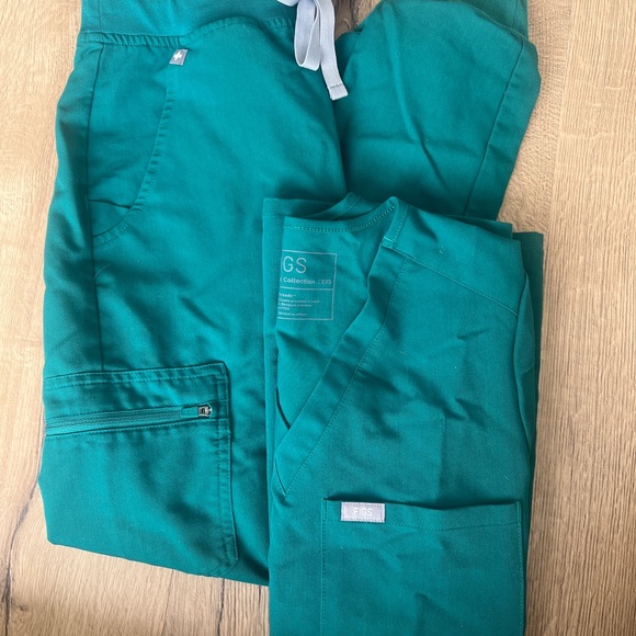 FIGS Scrubs - Picture 8 of 15